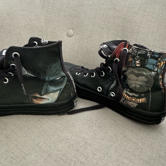 Converse X DC Comics Rebirth Batman Vol. 1 Boys Shoes Size 2 - Picture 3 of 5